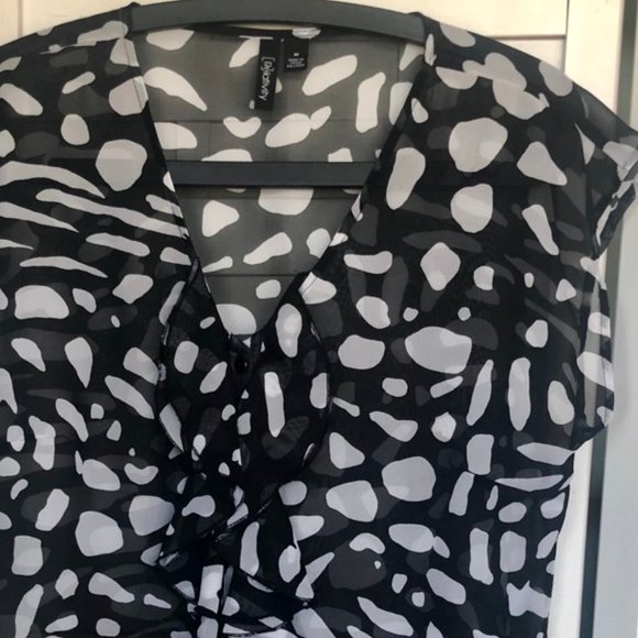 RELATIVITY  BLACK WHITE SLEEVELESS BLOUSE  SIZE M - Picture 1 of 4